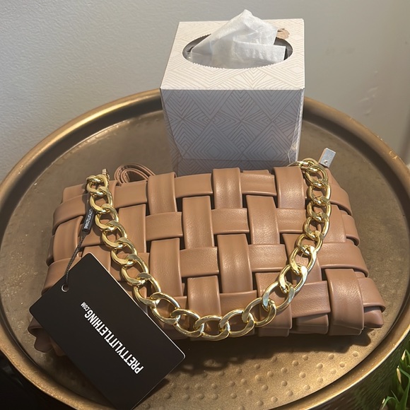 Pretty Little Things Tan Oversized Weave Gold Chain bag NWT - Picture 5 of 5